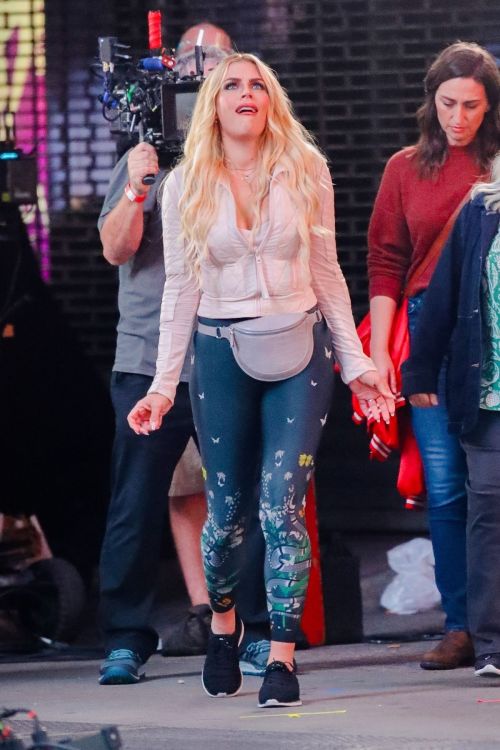 Busy Philipps on the Set of Girls5Eva in New York 2020/10/22 3