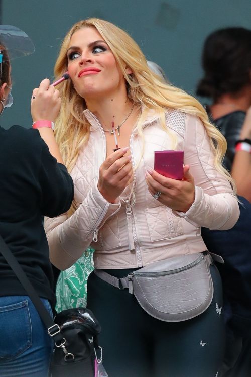 Busy Philipps on the Set of Girls5Eva in New York 2020/10/22 4
