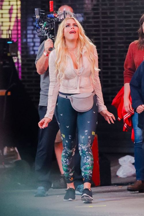 Busy Philipps on the Set of Girls5Eva in New York 2020/10/22 6
