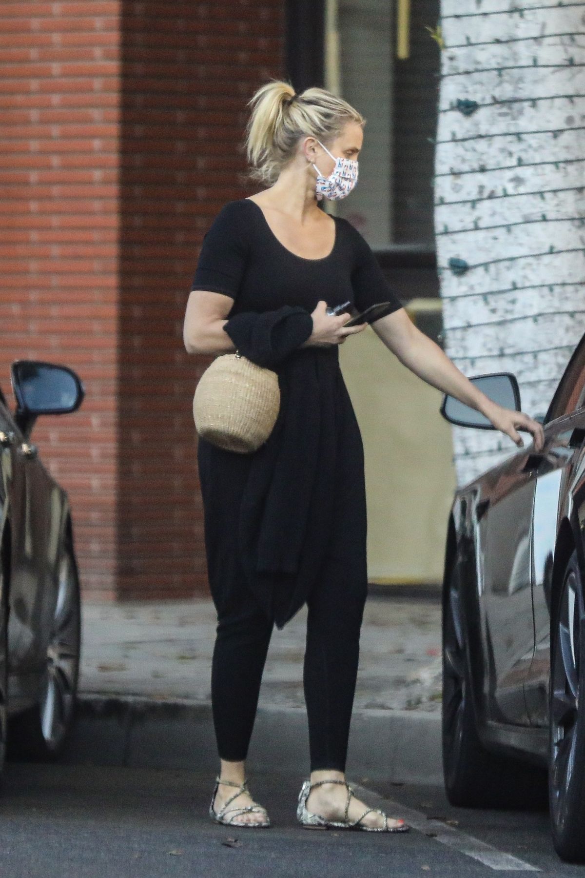 Cameron Diaz Leaves Her Physical Therapist in Beverly Hills 2020/09/24