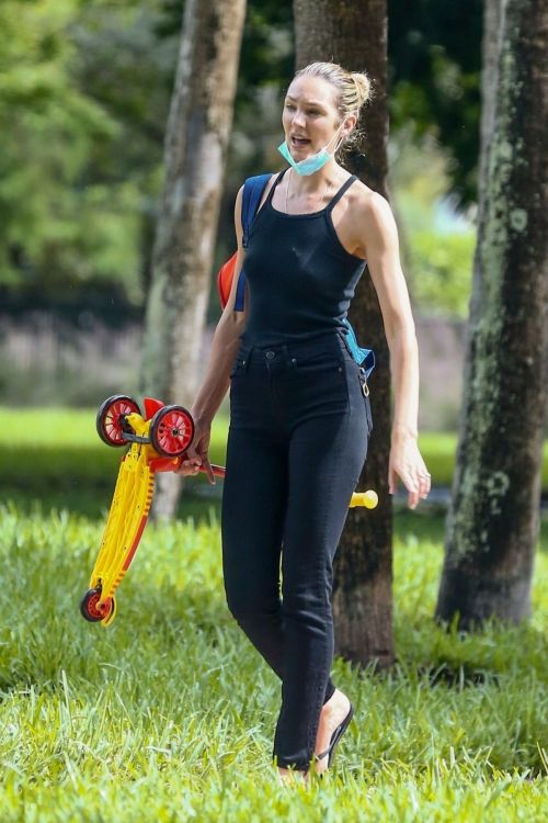 Candice Swanepoel Out at a Park in Miami Beach 2020/10/25 1