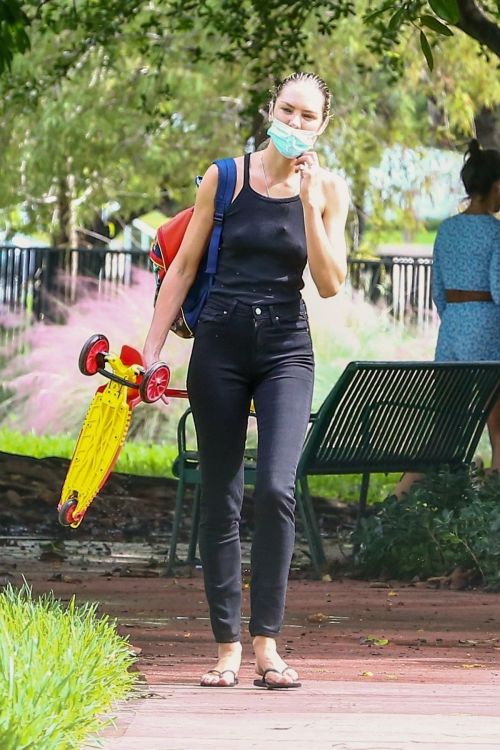 Candice Swanepoel Out at a Park in Miami Beach 2020/10/25
