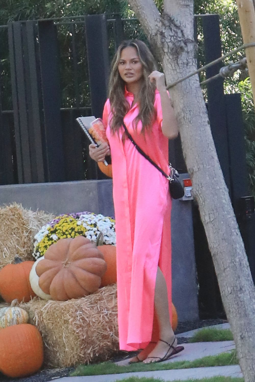Chrissy Teigen in Pink Outfit at a Pumpkin Farm in Los Angeles 2020/10/25 1