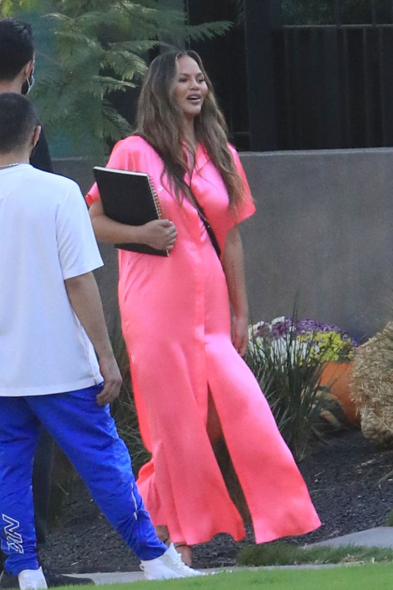 Chrissy Teigen in Pink Outfit at a Pumpkin Farm in Los Angeles 2020/10/25 2