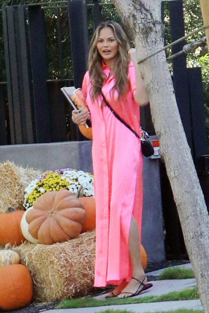 Chrissy Teigen in Pink Outfit at a Pumpkin Farm in Los Angeles 2020/10/25 3