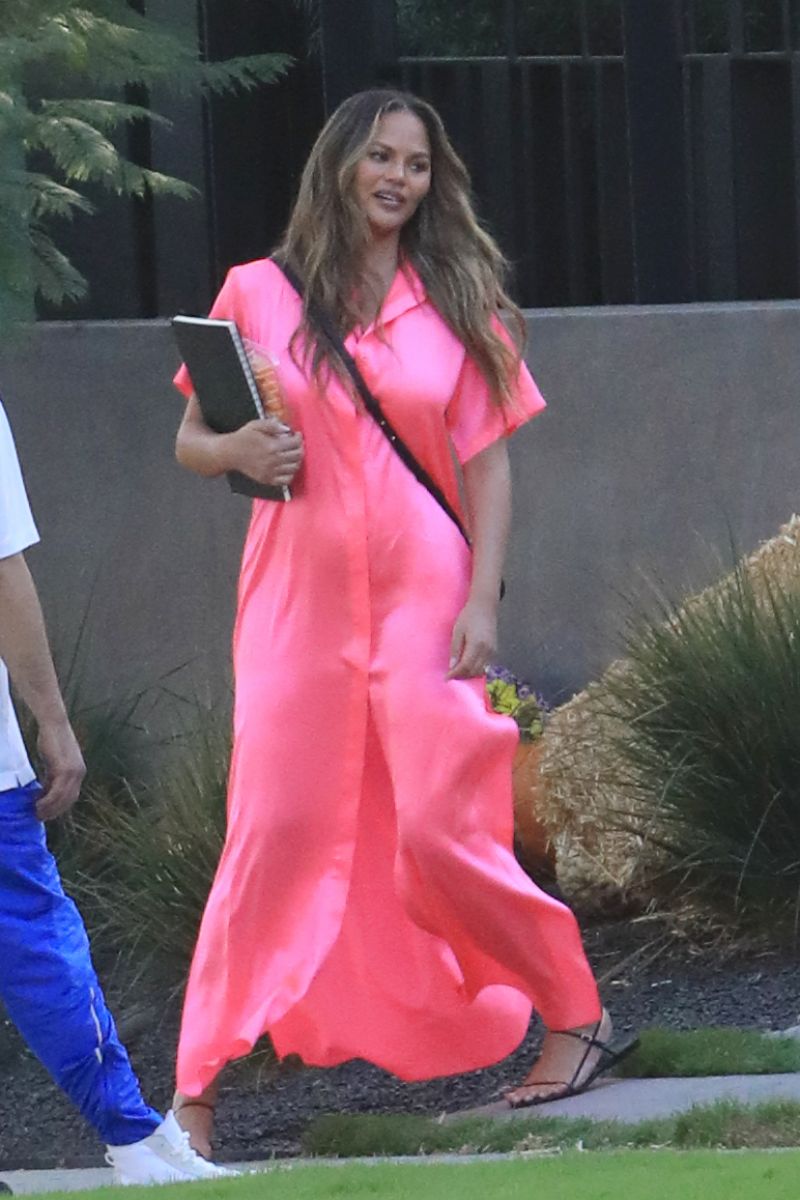 Chrissy Teigen in Pink Outfit at a Pumpkin Farm in Los Angeles 2020/10/25 4