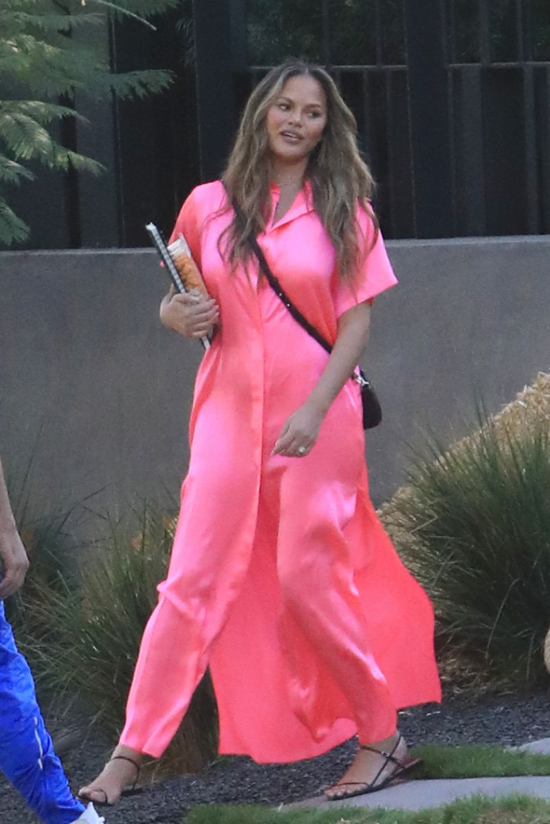 Chrissy Teigen in Pink Outfit at a Pumpkin Farm in Los Angeles 2020/10/25 6