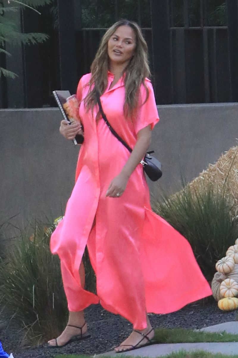 Chrissy Teigen in Pink Outfit at a Pumpkin Farm in Los Angeles 2020/10/25