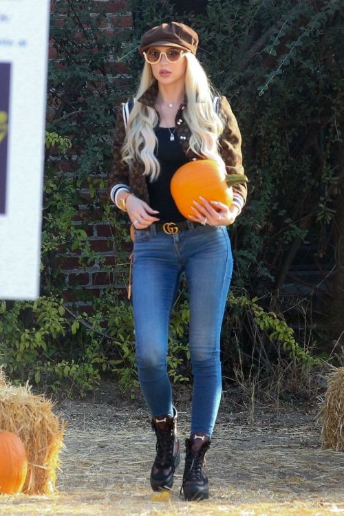 Christine Quinn at a Pumpkin Patch in Hollywood 2020/10/22
