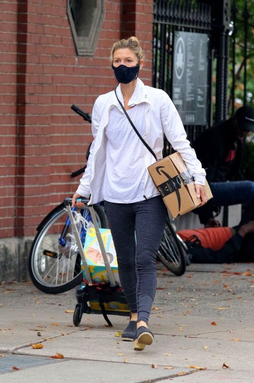 Claire Danes in Tights Out and About in New York 2020/10/22