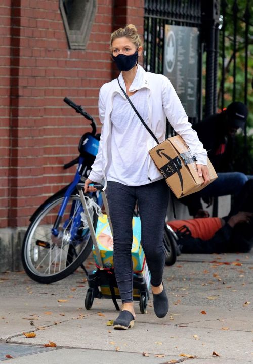 Claire Danes in Tights Out and About in New York 2020/10/22 2