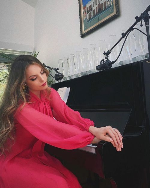 Elizabeth Gillies Shared Photos in Instagram 2020/10/24 2