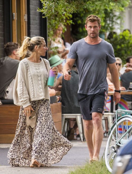Elsa Pataky and Chris Hemsworth Out for Breakfast in Byron Bay 2020/09/23 1