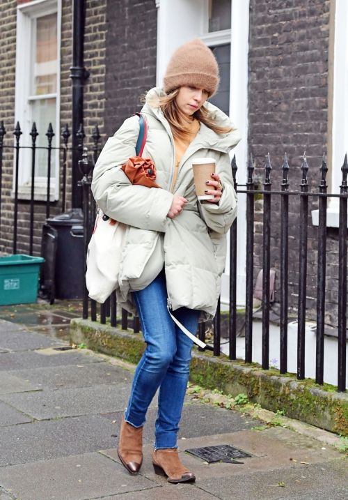 Emilia Clarke Out and About in London 2020/10/25 4