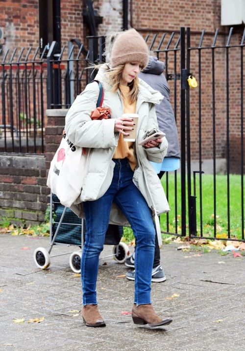 Emilia Clarke Out and About in London 2020/10/25 5