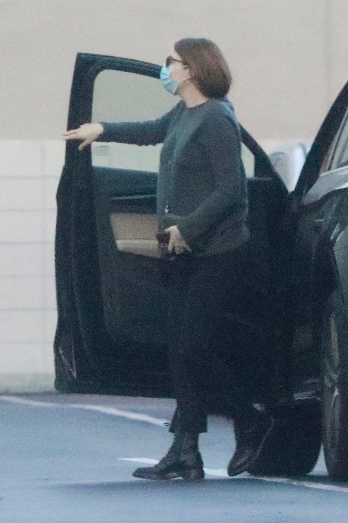 Emma Stone Arrives at Appointment in Los Angeles 2020/10/22 2