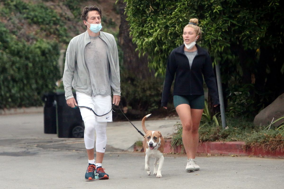 Florence Pugh and Zach Braff Out with Their Dog in Los Angeles 2020/10/23