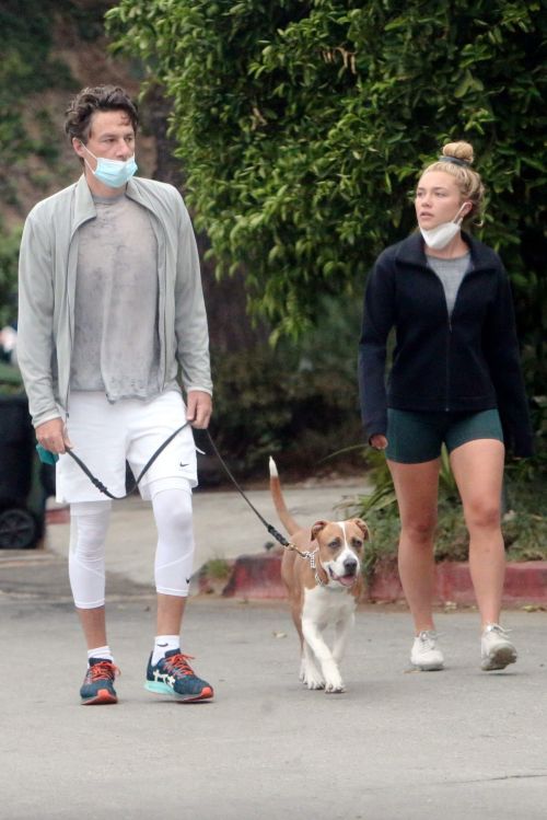 Florence Pugh and Zach Braff Out with Their Dog in Los Angeles 2020/10/23 3