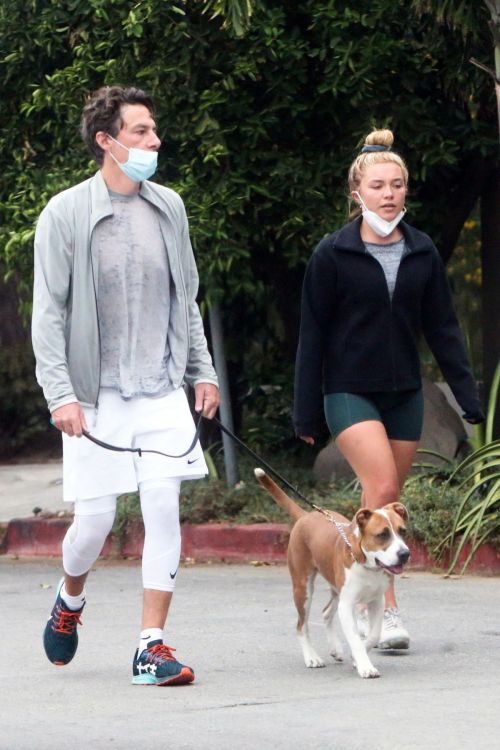 Florence Pugh and Zach Braff Out with Their Dog in Los Angeles 2020/10/23 4