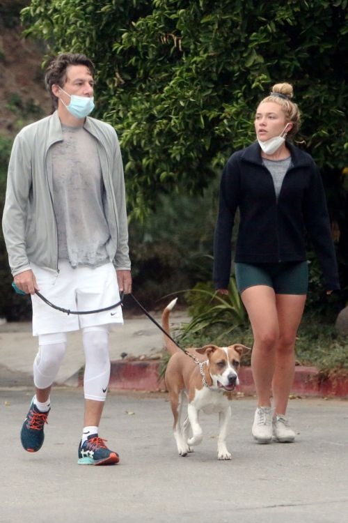 Florence Pugh and Zach Braff Out with Their Dog in Los Angeles 2020/10/23