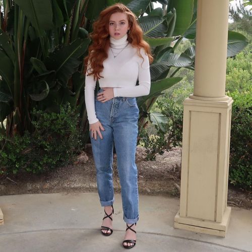 Francesca Capaldi in High Neck Top with Blue Denim Photos 2020/10/24 5