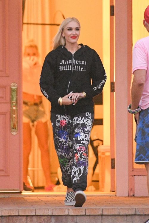Gwen Stefani Leaves a Studio in Woodland Hills 2020/10/01 1