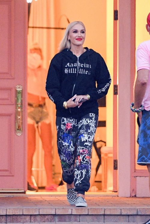 Gwen Stefani Leaves a Studio in Woodland Hills 2020/10/01 1