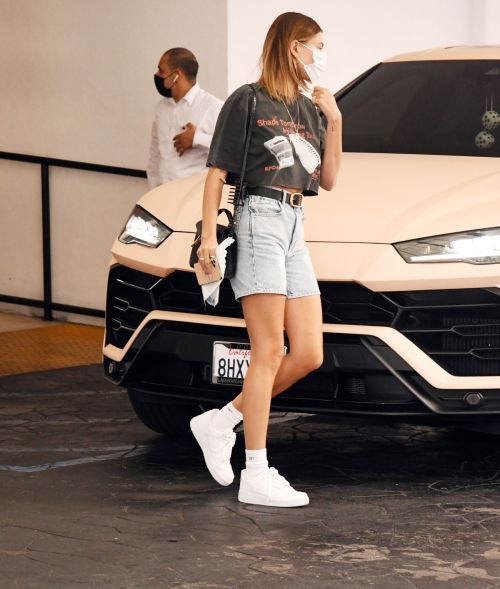 Hailey Bieber Out and About in Los Angeles 2020/09/24 1