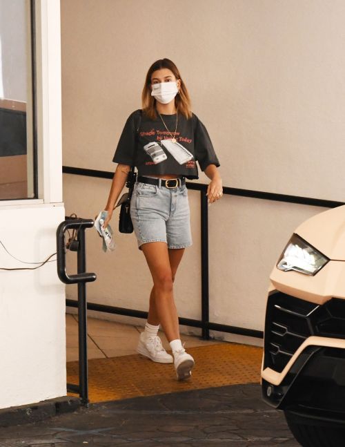 Hailey Bieber Out and About in Los Angeles 2020/09/24 4