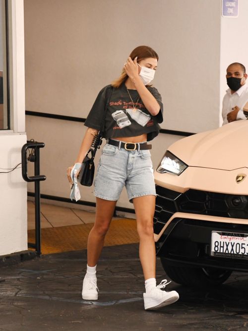 Hailey Bieber Out and About in Los Angeles 2020/09/24 9