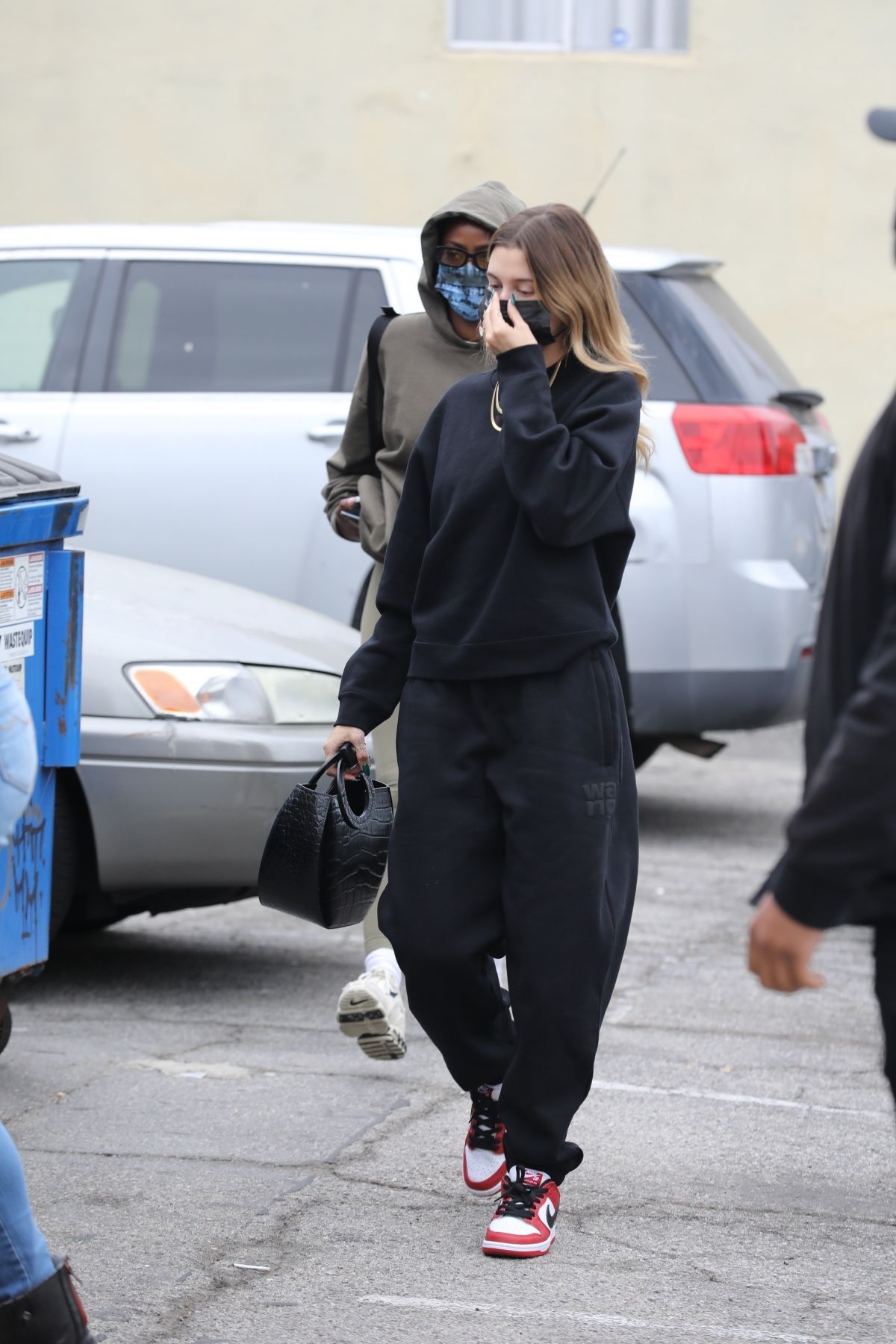 Hailey Rhode Bieber Arrives at a Spa in Los Angeles 2020/10/23