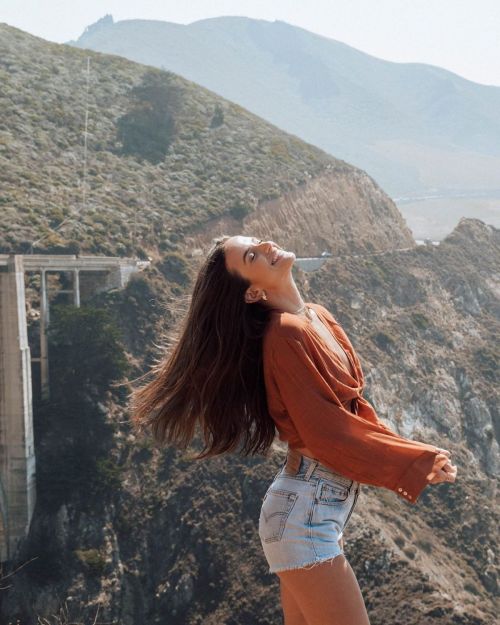 Helen Owen in Denim Shorts Photos Shared in Instagram 2020/09/22 2