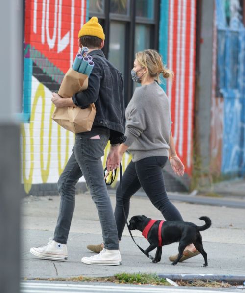 Hilary Duff and Matthew Koma Out with Their Dog in New York 2020/10/24 1