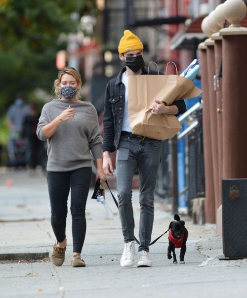 Hilary Duff and Matthew Koma Out with Their Dog in New York 2020/10/24 2