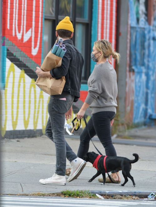 Hilary Duff and Matthew Koma Out with Their Dog in New York 2020/10/24 4