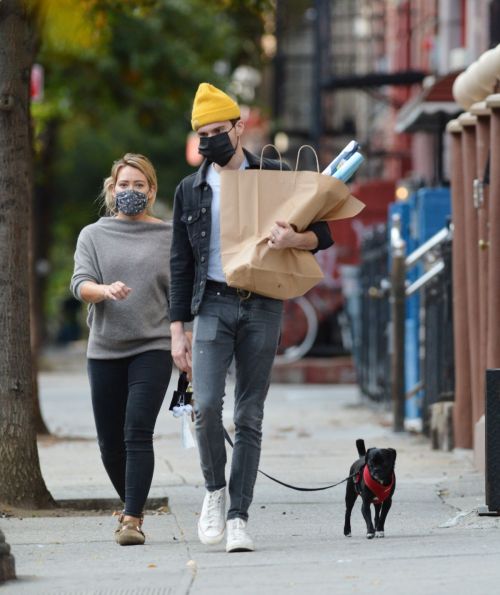 Hilary Duff and Matthew Koma Out with Their Dog in New York 2020/10/24