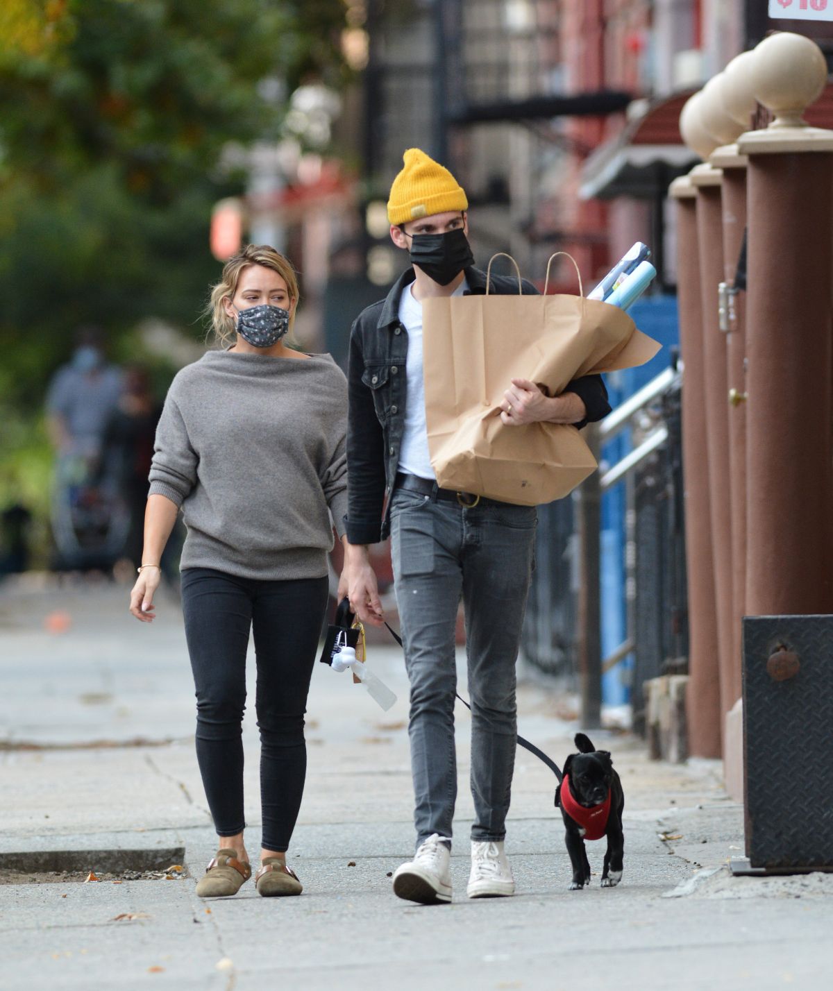 Hilary Duff and Matthew Koma Out with Their Dog in New York 2020/10/24 6