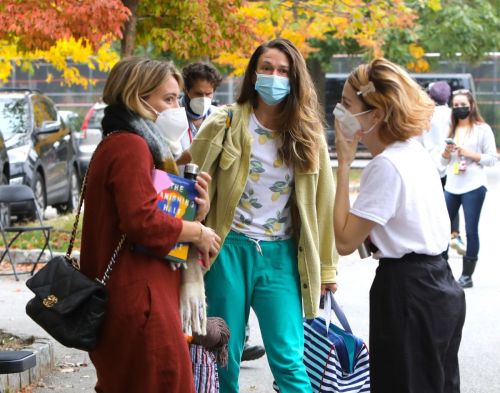 Hilary Duff, Sara Foster and Molly Kate Bernard on the Set of Younger in New York 2020/10/22