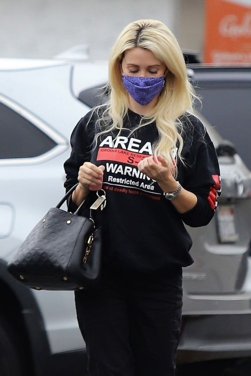 Holly Madison Out Shopping in Los Angeles 2020/10/22 1