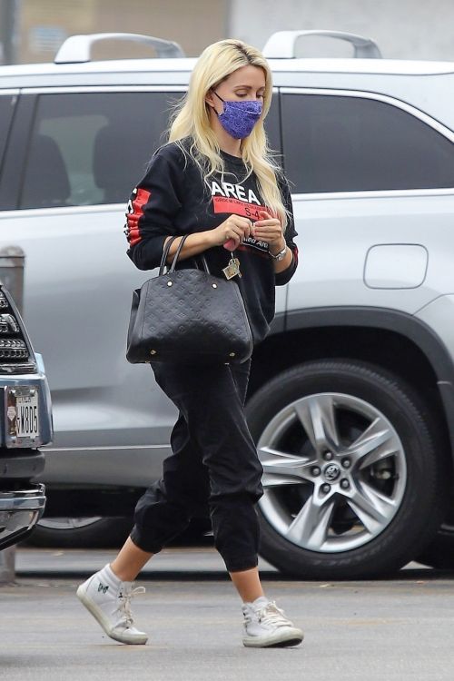 Holly Madison Out Shopping in Los Angeles 2020/10/22 2