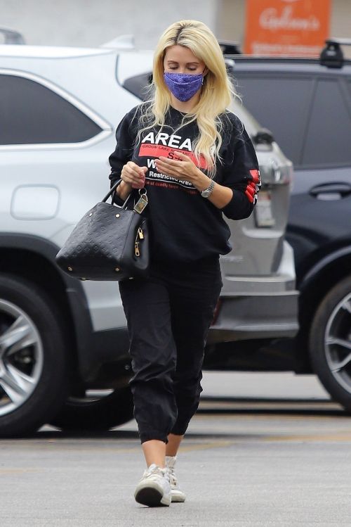 Holly Madison Out Shopping in Los Angeles 2020/10/22 4