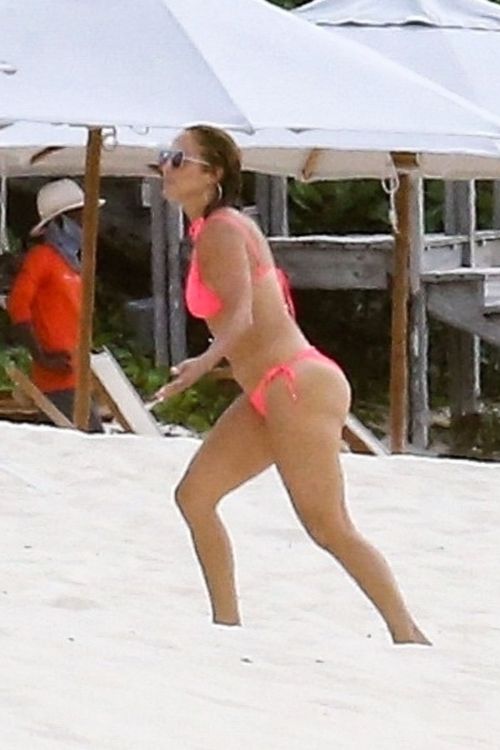 Jennifer Lopez in Bikini at a Beach in Turk and Caicos 2020/09/19 2