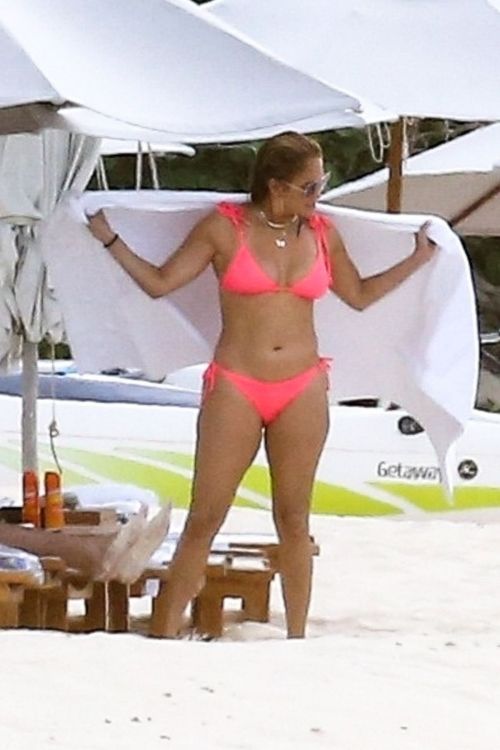 Jennifer Lopez in Bikini at a Beach in Turk and Caicos 2020/09/19