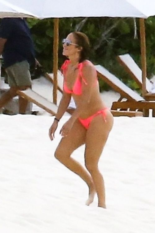 Jennifer Lopez in Bikini at a Beach in Turk and Caicos 2020/09/19