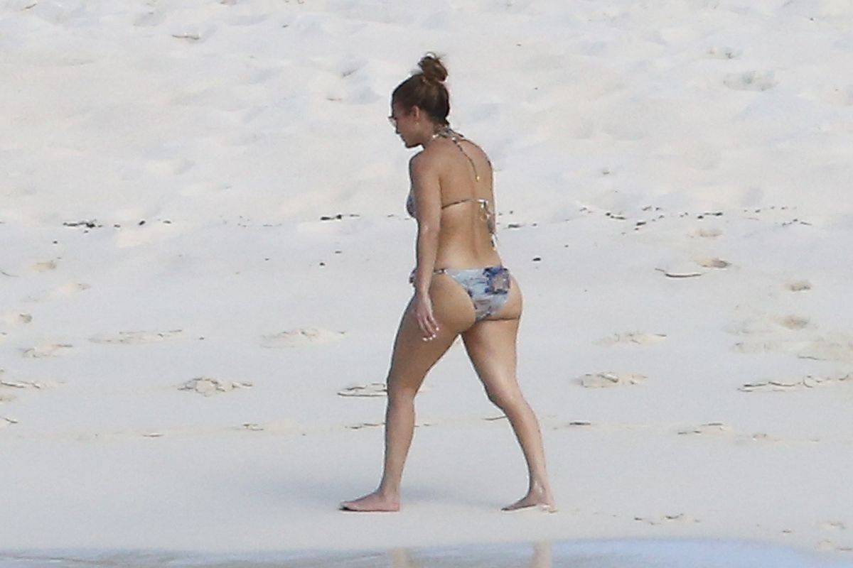 Jennifer Lopez in Bikini on the Beach in Turk and Caicos 2020/09/20