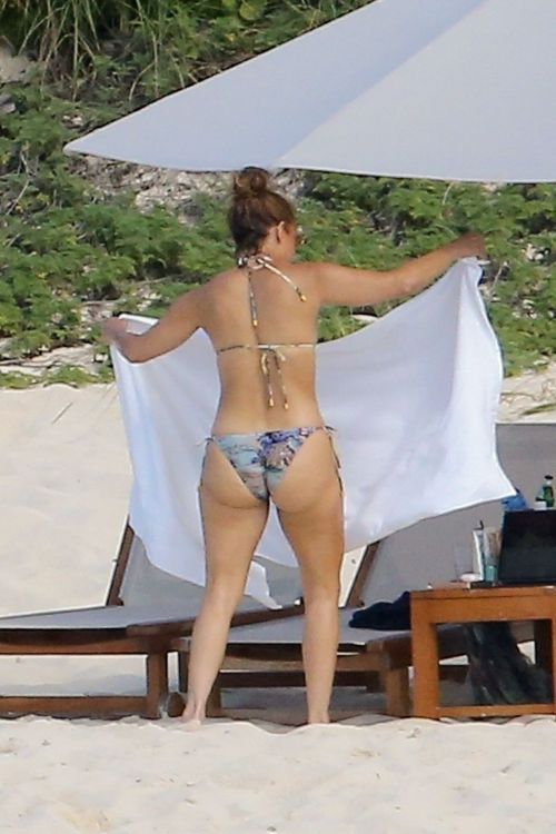 Jennifer Lopez in Bikini on the Beach in Turk and Caicos 2020/09/20