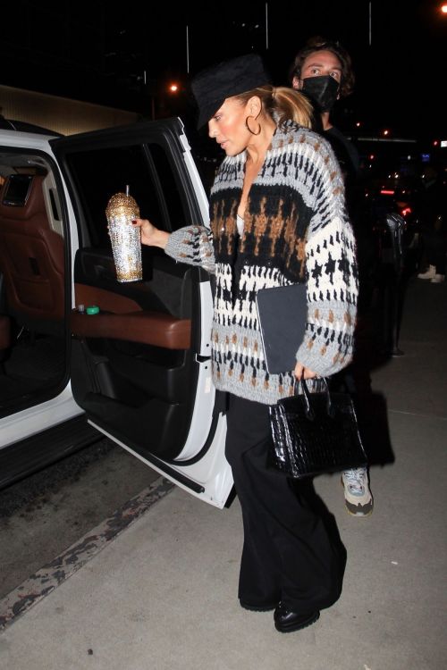 Jennifer Lopez Leaves a Business Meeting in Hollywood 2020/10/23