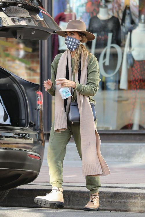 Jessica Alba Shopping at Urban Outfitters in Los Angeles 2020/10/25