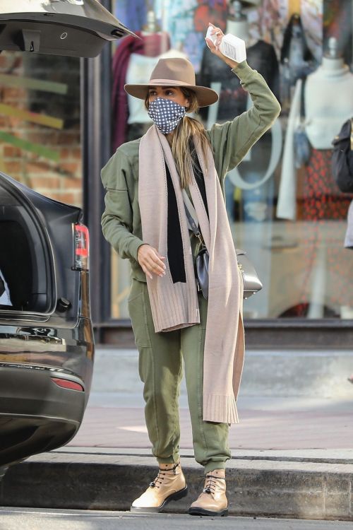 Jessica Alba Shopping at Urban Outfitters in Los Angeles 2020/10/25 2
