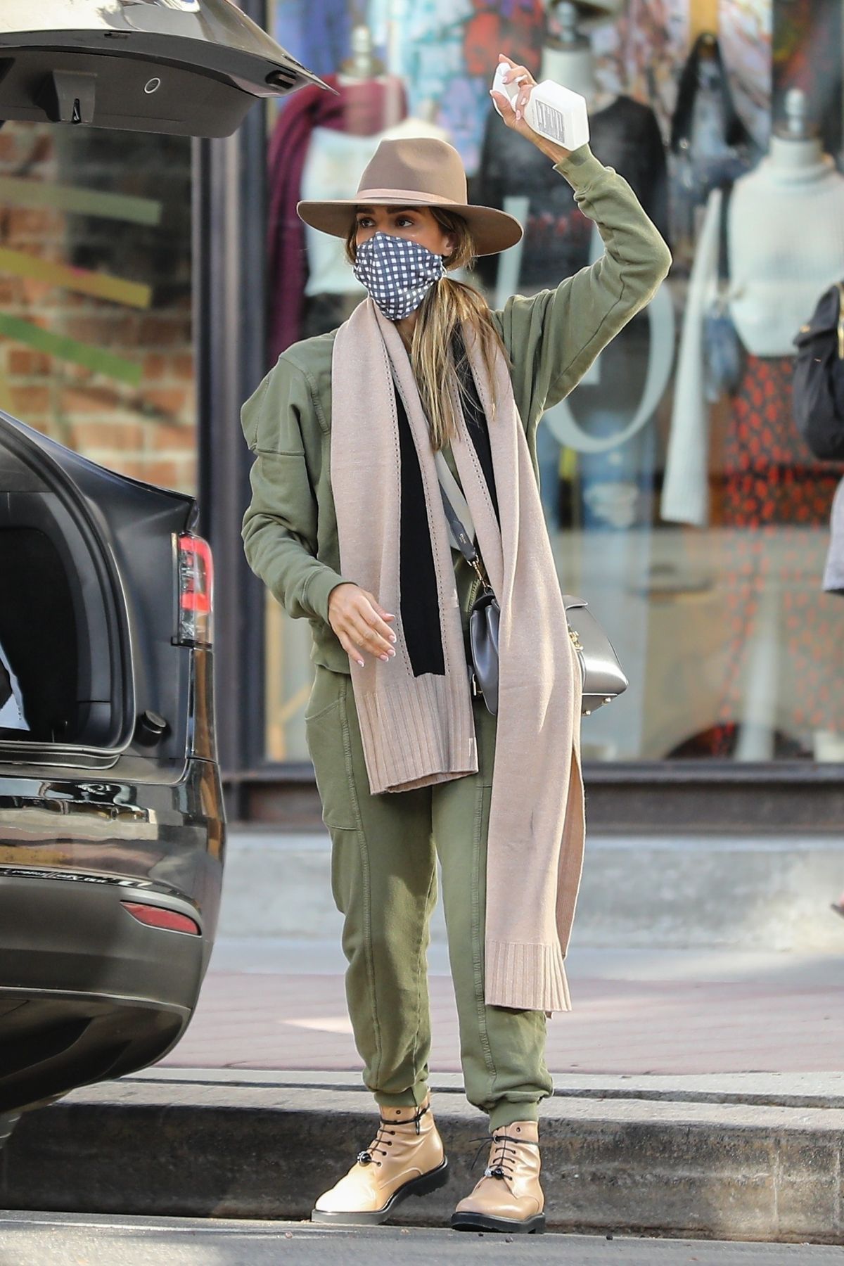 Jessica Alba Shopping at Urban Outfitters in Los Angeles 2020/10/25 1